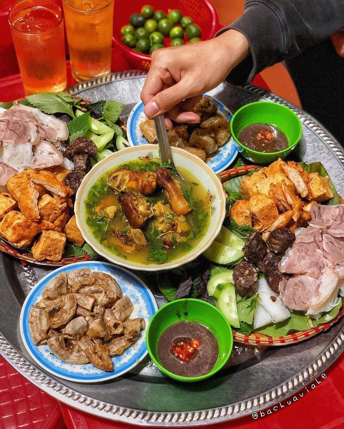 Hình ảnh cận cảnh một chén mắm tôm được pha chế hoàn hảo, có chanh và ớt