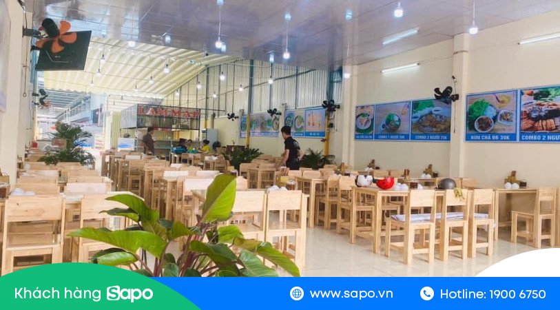 Hình ảnh cận cảnh một miếng đậu phụ vàng giòn được gắp lên từ mẹt bún đậu