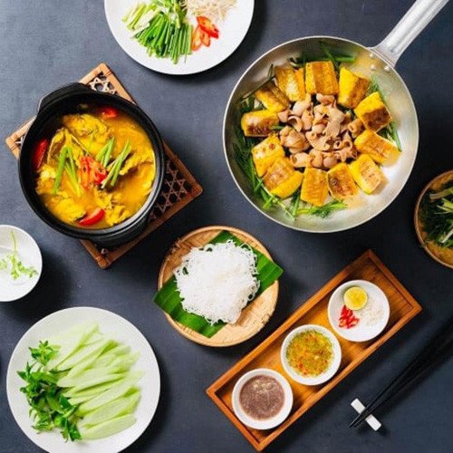 Hình ảnh cận cảnh những nguyên liệu tươi xanh đi kèm
