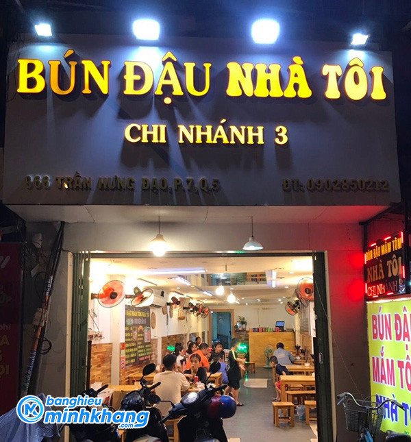 Hình ảnh chi tiết một biển hiệu bún đậu mắm tôm với thiết kế sáng tạo