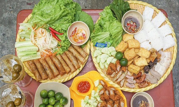 Hình ảnh đầu bếp đang chuẩn bị các nguyên liệu cho món bún đậu