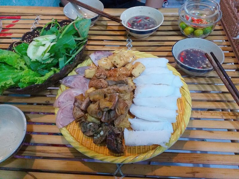 Hình ảnh đĩa bún đậu đầy đủ các thành phần tươi ngon, hấp dẫn