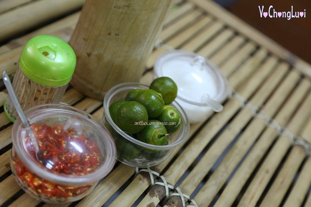 Hình ảnh đĩa bún đậu đầy đủ nguyên liệu trên bàn ăn