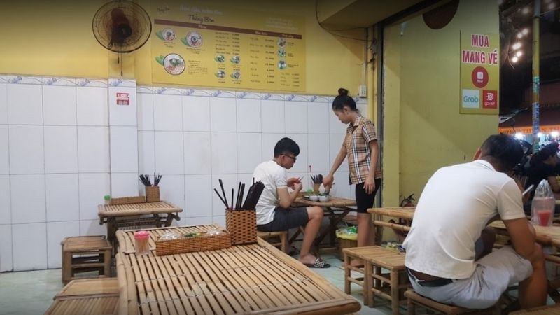 Hình ảnh không gian quán ăn được trang trí theo phong cách mộc mạc, gần gũi