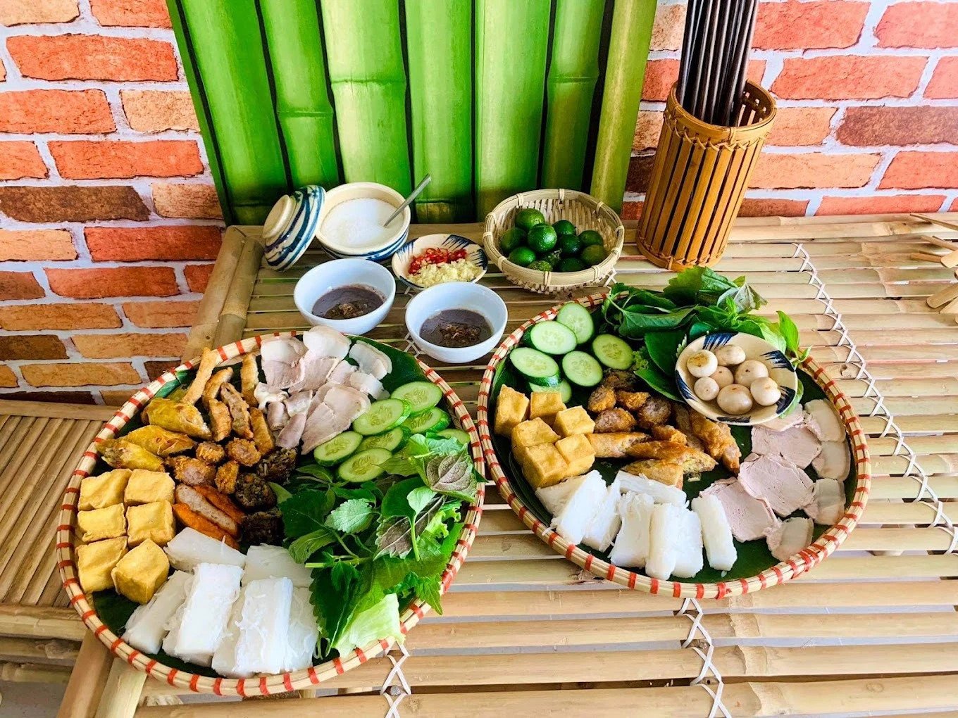 Hình ảnh không gian quán ăn sạch sẽ, có lượng khách đang dùng bữa