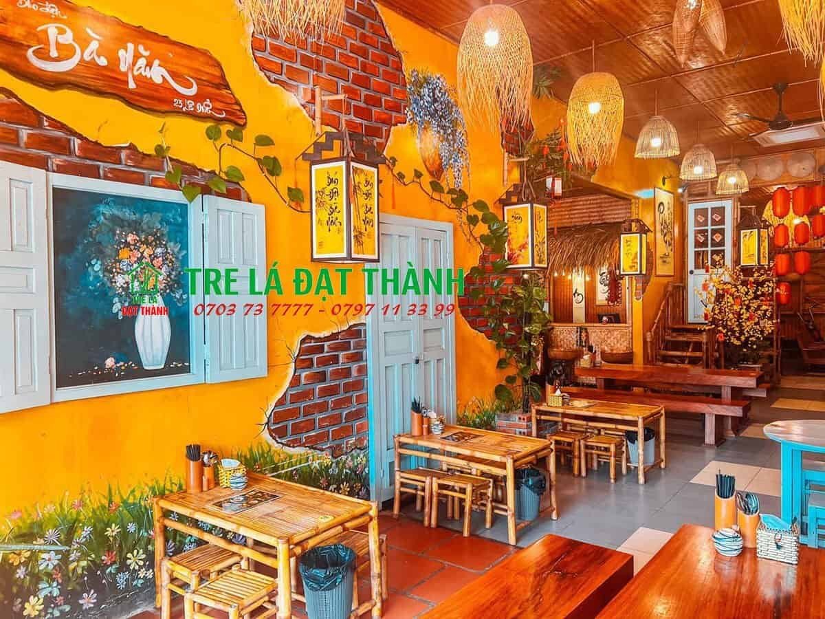 Hình ảnh không gian quán bún đậu được trang trí bằng các vật liệu tre và ánh sáng ấm