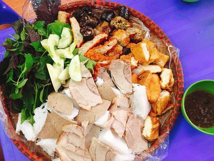 Hình ảnh không gian thưởng thức bún đậu tại một quán ăn nổi tiếng