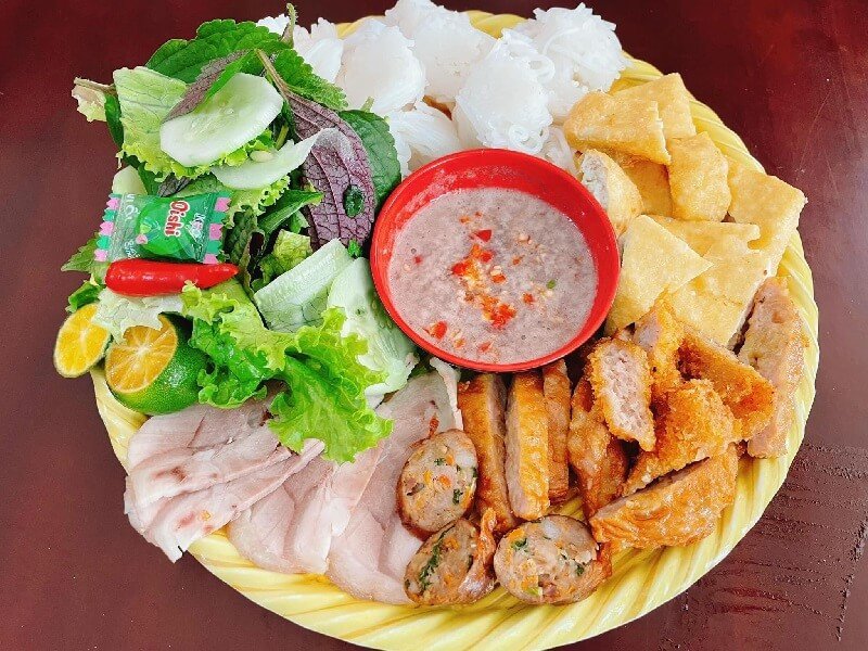Hình ảnh mẹt bún đậu đầy đủ topping được trình bày đẹp mắt