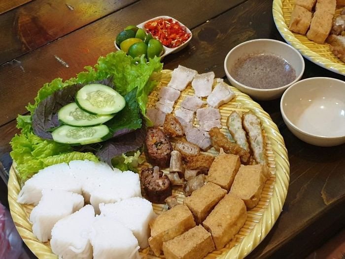 Hình ảnh mẹt bún đậu mắm tôm đầy ắp topping và rau thơm tươi xanh