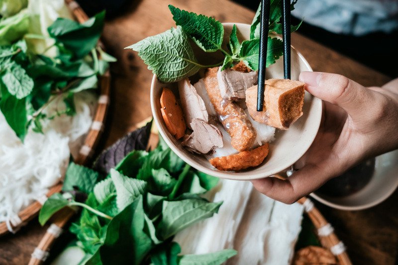 Hình ảnh mẹt bún đậu mắm tôm đầy đủ topping hấp dẫn