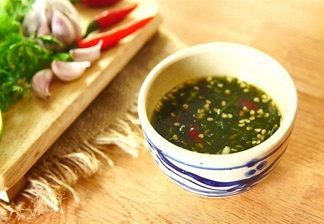 Hình ảnh minh họa bát nước mắm chấm bún đậu với rau thơm và quất