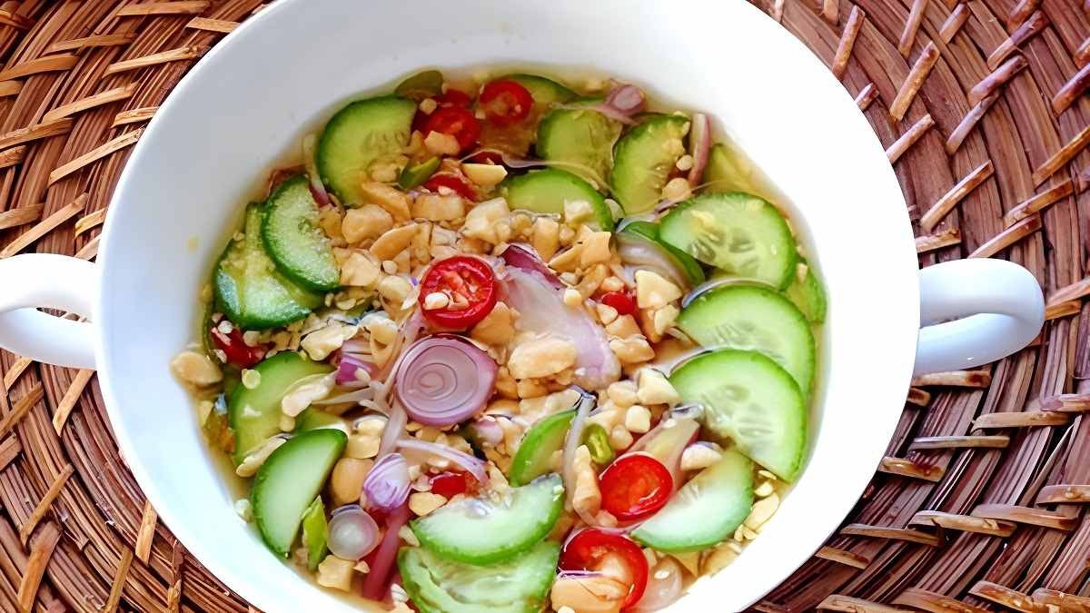 Hình ảnh minh họa dưa leo được bào mỏng cho vào nước chấm
