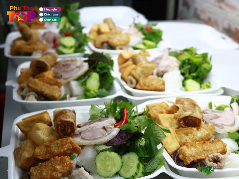 Hình ảnh minh họa mẹt bún đậu đầy đủ topping hấp dẫn