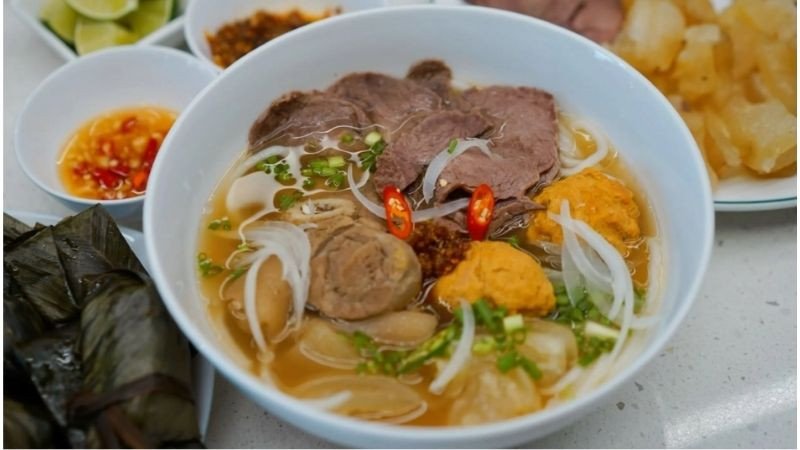 Hình ảnh minh họa một khu vực chế biến sạch sẽ, gọn gàng tại một quán ăn