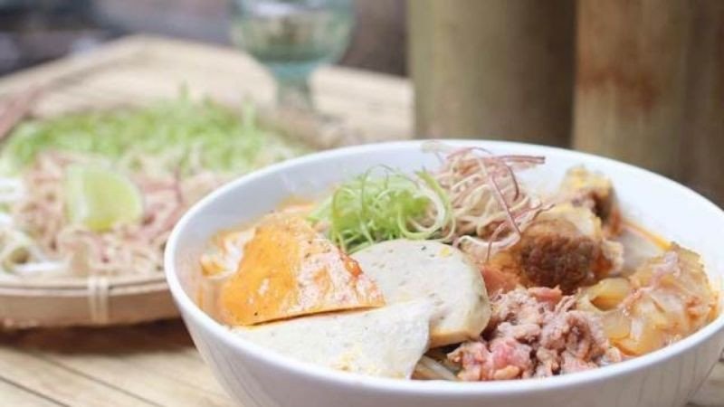 Hình ảnh minh họa một tô bún bò nóng hổi với đầy đủ thịt và rau thơm