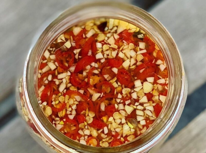 Hình ảnh minh họa nước chấm bún đậu pha cùng các loại rau thơm tươi xanh