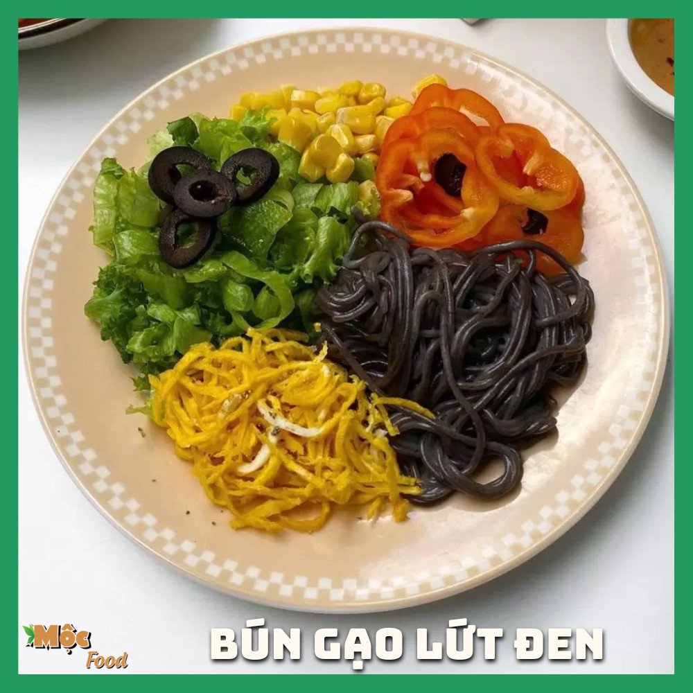 Hình ảnh minh họa quá trình luộc sợi bún gạo lứt trong nồi nước sôi