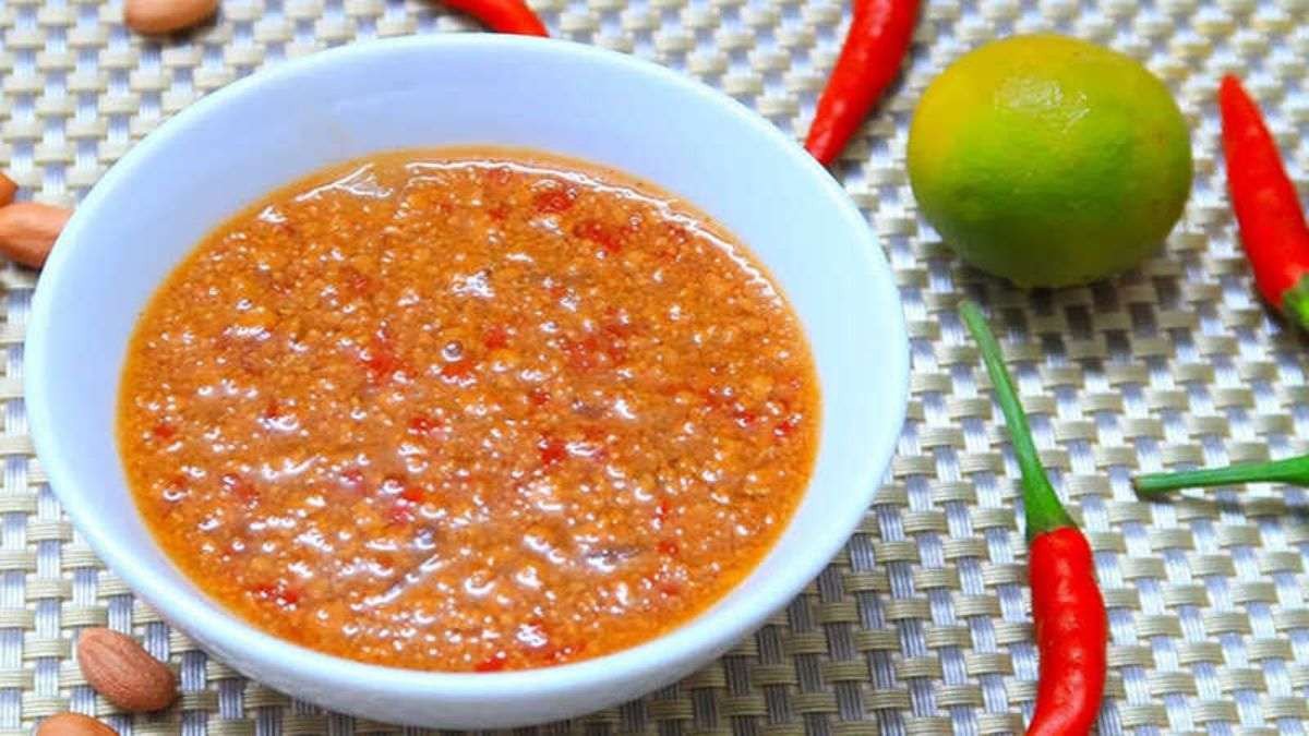Hình ảnh minh họa quá trình nấu sốt đậu phộng đặc sánh với thịt băm