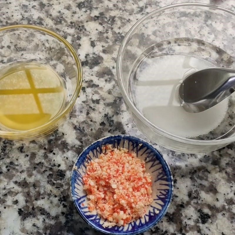 Hình ảnh minh họa quá trình pha chế nước sốt trong một chiếc bát sạch