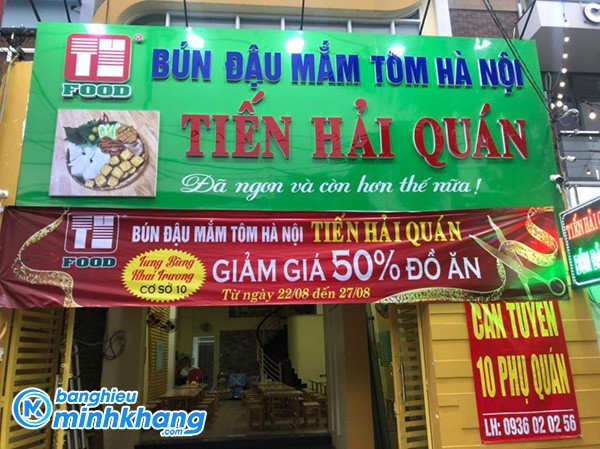 Hình ảnh mô tả một biển hiệu bún đậu mắm tôm có đèn LED nổi bật vào buổi tối