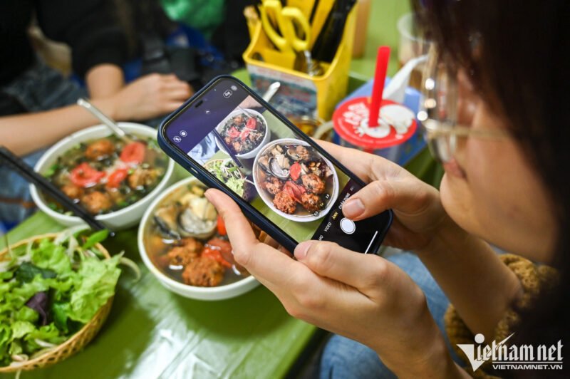 Hình ảnh một bát bún ốc nóng hổi với màu nước dùng cam nhẹ đặc trưng