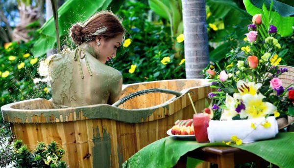 Hình ảnh một bể tắm bùn khoáng có thiết kế đẹp mắt giữa không gian xanh
