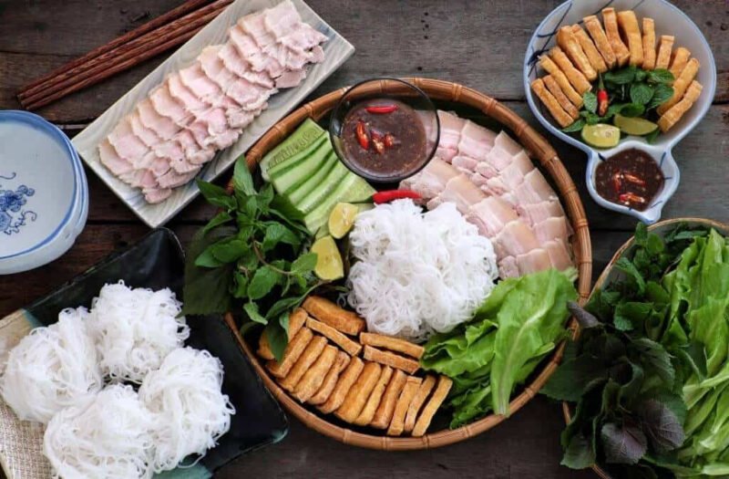 Hình ảnh một đầu bếp đang tỉ mỉ pha chế chén mắm tôm theo công thức gia truyền