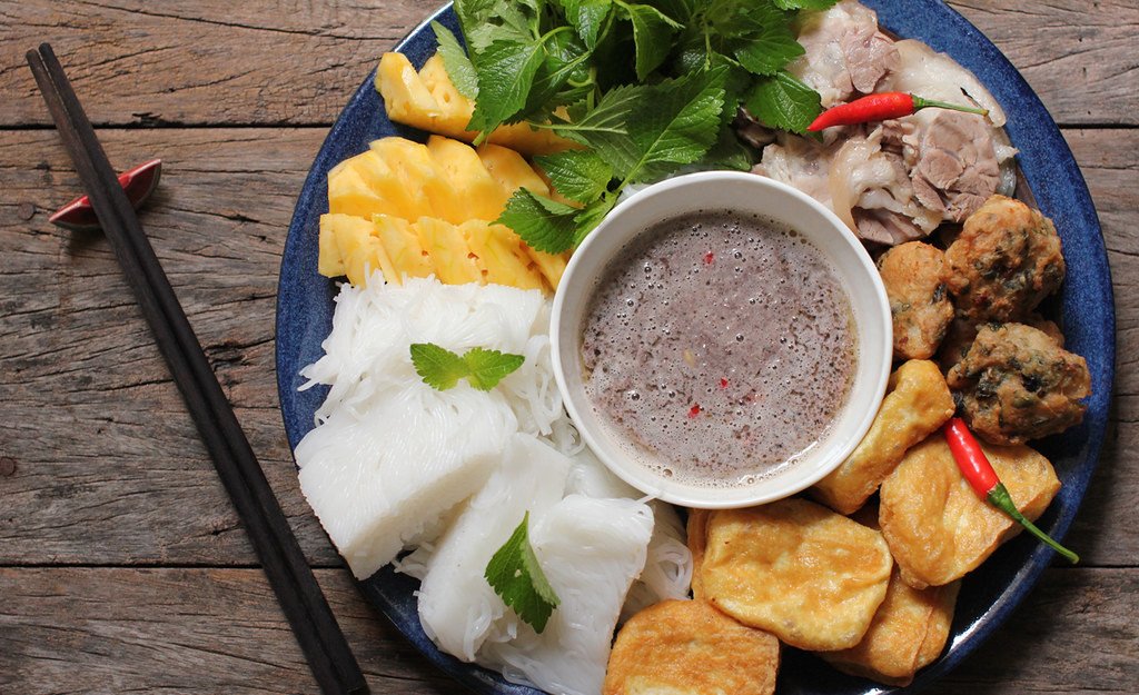 Hình ảnh một đĩa bún đậu được trình bày đẹp mắt với đầy đủ nguyên liệu