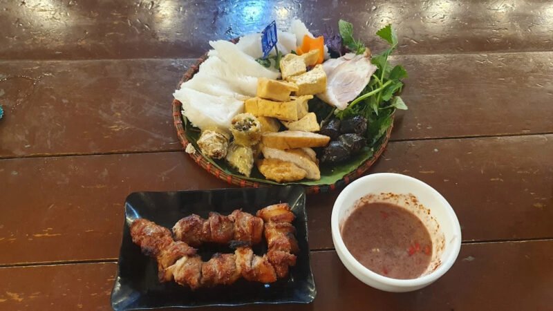 Hình ảnh một đĩa bún đậu mắm tôm đầy đủ nguyên liệu hấp dẫn