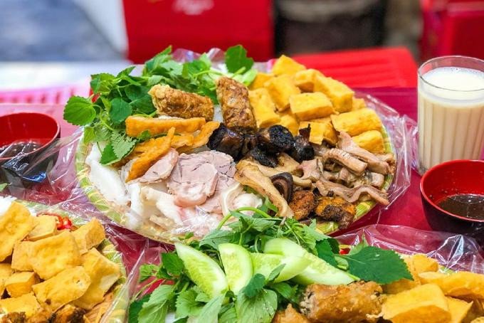 Hình ảnh một khay bún đậu mắm tôm được phục vụ nhanh chóng tại một quán ăn ven đường