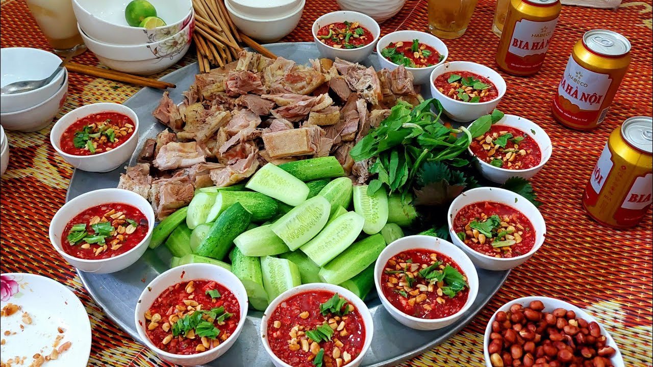 Hình ảnh một khay đồ ăn với nhiều món khác nhau của ẩm thực truyền thống