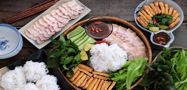 Hình ảnh một mẹt bún đậu đầy đặn được phục vụ trên mẹt tre tại một quán ăn địa phương