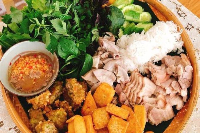 Hình ảnh một mẹt bún đậu đầy đặn phục vụ sinh viên