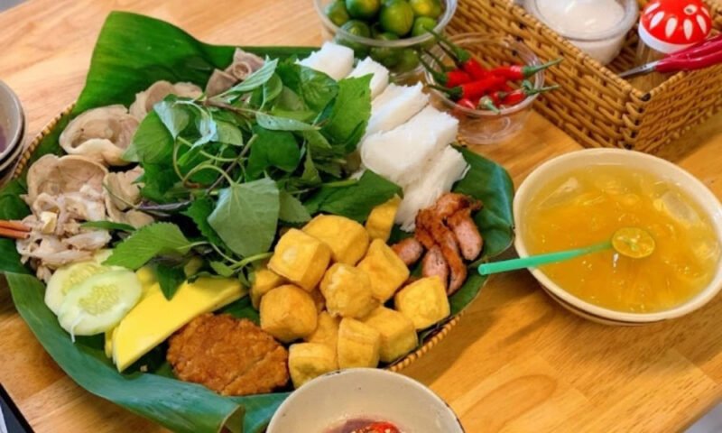 Hình ảnh một mẹt bún đậu đầy đặn với đậu rán giòn và thịt luộc mềm