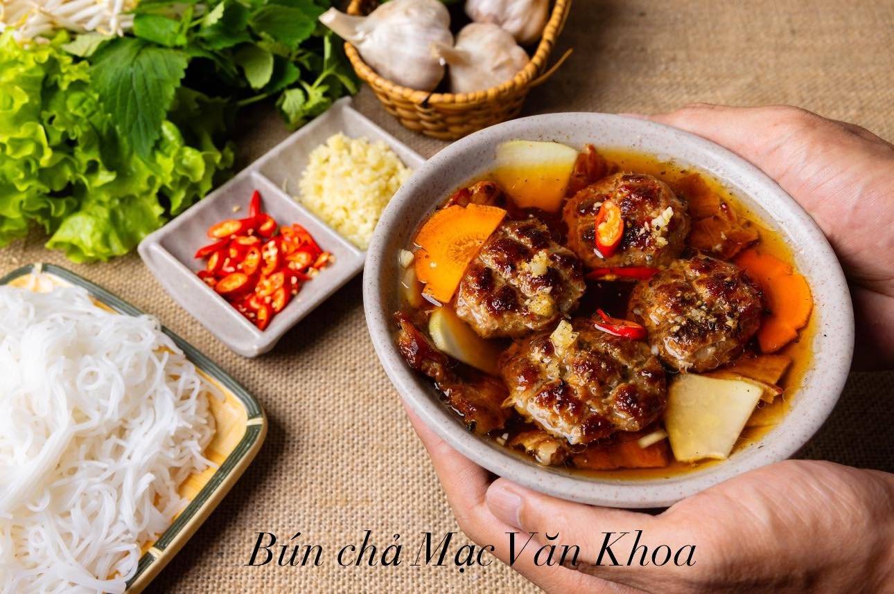 Hình ảnh một mẹt bún đậu đầy đủ các món ăn kèm như chả cốm, nem rán và dồi sụn