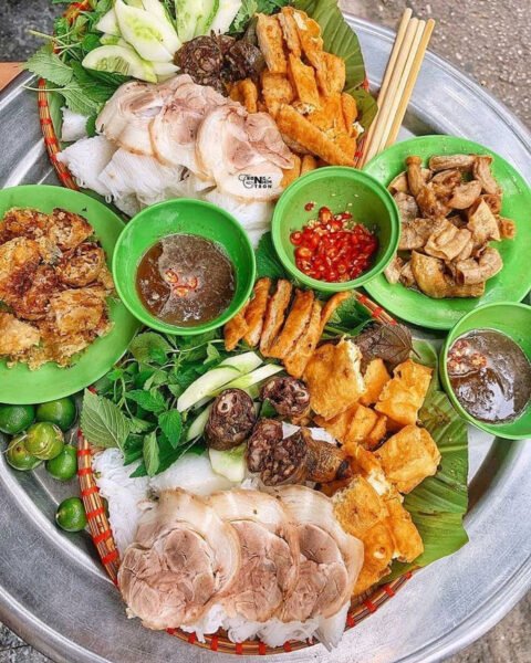 Hình ảnh một mẹt bún đậu đầy đủ các thành phần cơ bản