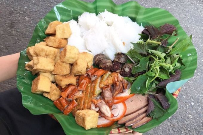 Hình ảnh một mẹt bún đậu được bày biện đẹp mắt tại một quán ăn