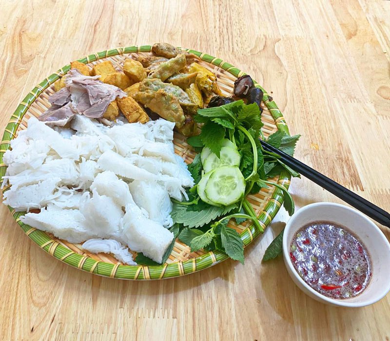 Hình ảnh một mẹt bún đậu được bày biện hấp dẫn với nhiều loại rau sống đi kèm