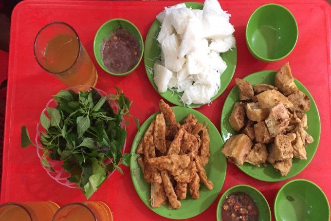 Hình ảnh một mẹt bún đậu được bày trí đẹp mắt trên bàn