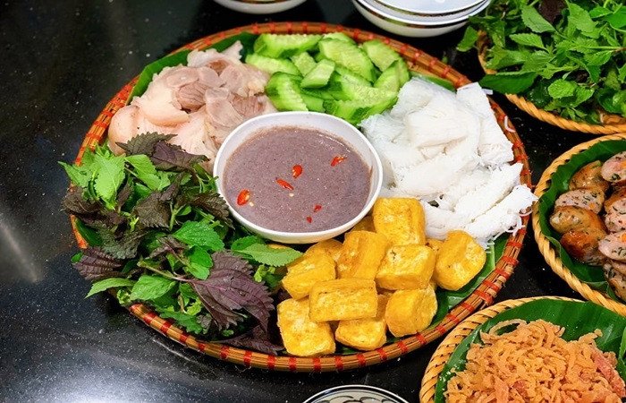 Hình ảnh một mẹt bún đậu được trình bày gọn gàng trên khay gỗ