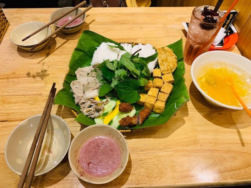 Hình ảnh một mẹt bún đậu mắm tôm A Chảnh đầy đủ topping với đậu chiên vàng ruộm và chả cốm