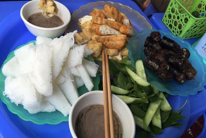 Hình ảnh một mẹt bún đậu mắm tôm đầy đủ topping được bày trí đẹp mắt trên mẹt tre