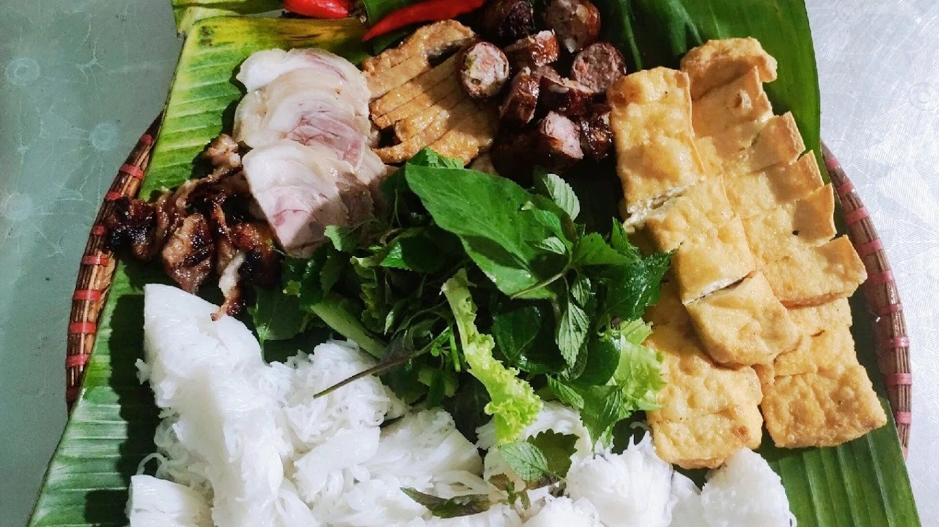 Hình ảnh một mẹt bún đậu mắm tôm được trình bày đẹp mắt