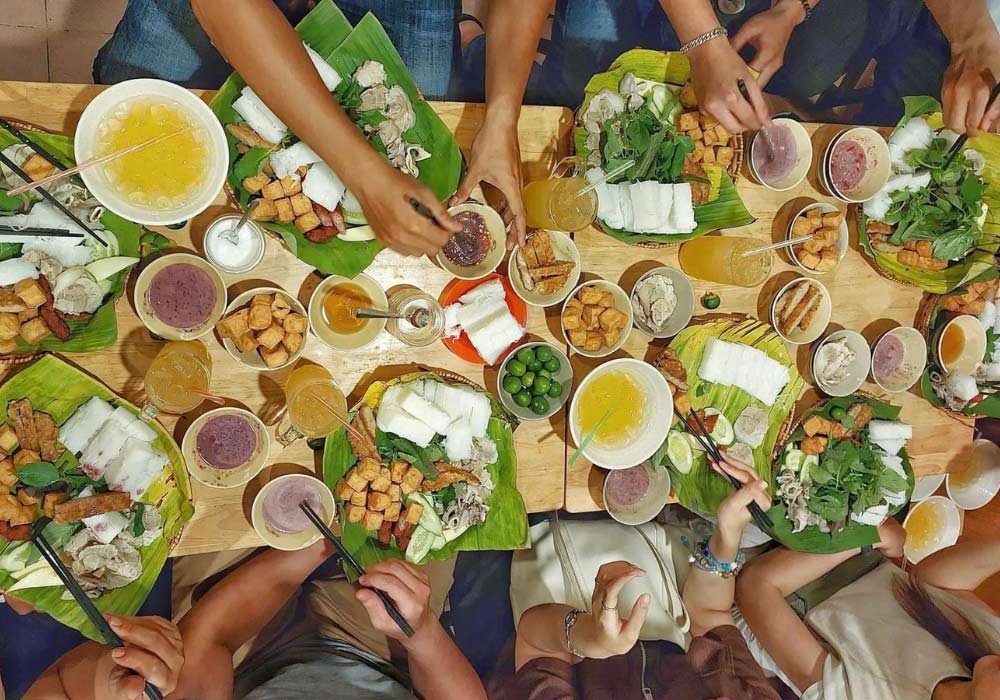 Hình ảnh một mẹt bún đậu thập cẩm với đầy đủ các món ăn kèm