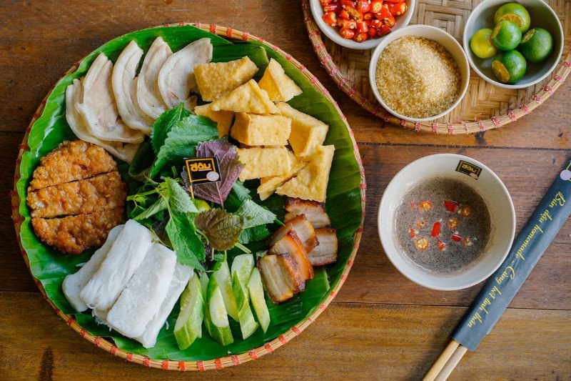 Hình ảnh một mẹt bún đậu với đậu phụ chiên vàng ruộm và bún tươi