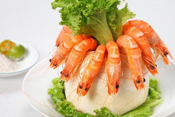 Hình ảnh một người đang thưởng thức món bún đậu mắm tôm với nhiều rau thơm tươi ngon