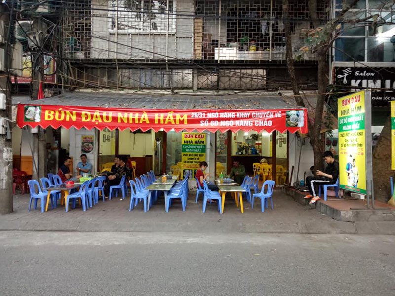 Hình ảnh một suất bún đậu đầy đủ topping với đậu phụ và thịt luộc