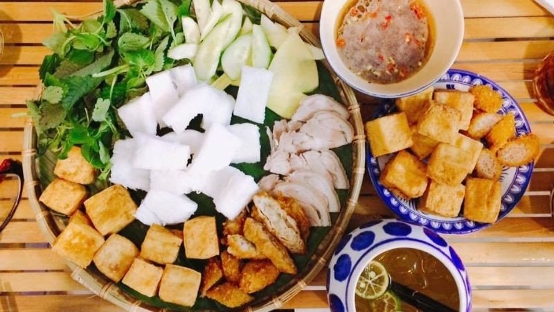 Hình ảnh một suất bún đậu đầy đủ với rau sống tươi ngon và mắm tôm đã được pha chế