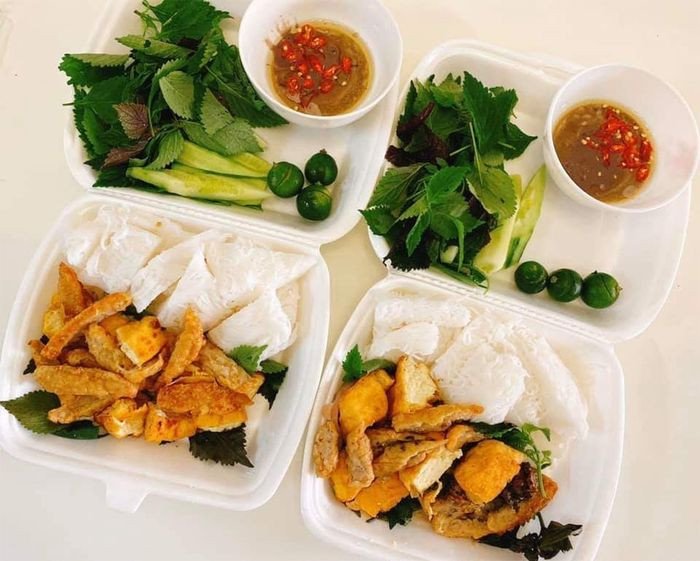 Hình ảnh một suất bún đậu mắm tôm được chuẩn bị sẵn để thưởng thức