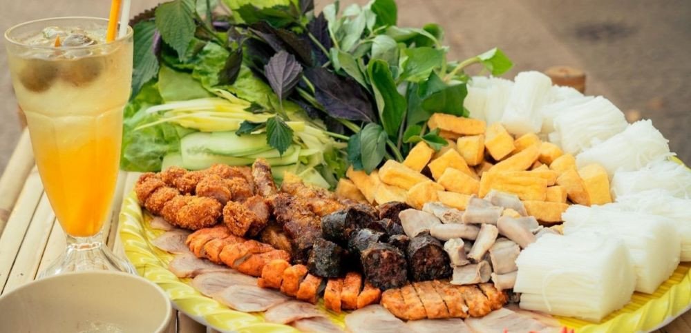 Hình ảnh suất bún đậu Tràng Tiền với đậu hũ vàng giòn và thịt luộc
